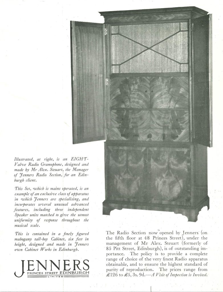 Publicité imprimée du milieu du XXe siècle pour un radio gramophone contenu dans une armoire en acajou de six pieds de haut, vue en noir et blanc.